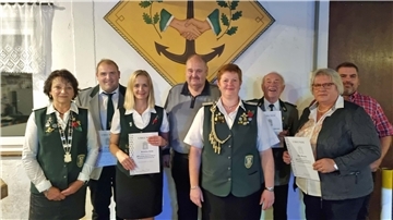 Gruppenfoto von Vorstands- und für langjährige Vereinsmitgliedschaft ausgezeichneten Mitgliedern des Schützenvereins Offenwarden.