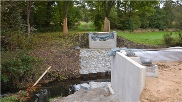 Neubau der Brücke über die Mehde am Klärwerk in Brauel.