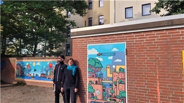 Tür und Mauer ergeben farbenfrohes Bild