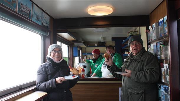 Auf der Fährfahrt gab es eine Wurst