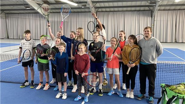 Kinder und Jugendliche beim Neujahrs-Spaß-Turnier in der Beverstedter Tennishalle