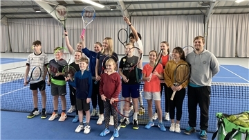 Kinder und Jugendliche beim Neujahrs-Spaß-Turnier in der Beverstedter Tennishalle