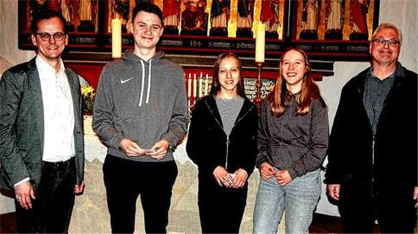 Jona Schmidt, Sarah und Sophie Müller, eingerahmt von Pastor Volker Michaelsen (links) und Pastor Stefan Schneider