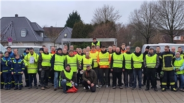Zum 25. Mal haben die freiwilligen Teams in Langen, Debstedt und Sievern die alten Weihnachtsbäume eingesammelt. Mit dabei sind der Lions Club Langen-Pipinsburg, das THW und die drei Ortswehren.