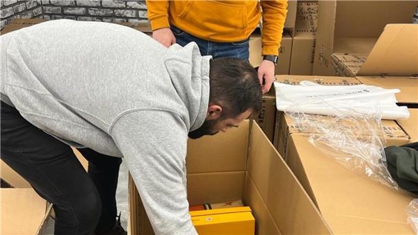 Nordenhamer Moscheen und Vereine engagieren sich für Erdbebenopfer Ahmet Akdogan und Vadim Schlopko haben von den Spenden in Ankara beim Großhandel Hilfsgüter eingekauft und befüllen die einzelnen Boxen. Jedes Paket enthält Lebensmittel und Hygieneartikel sowie wärmende Decken
