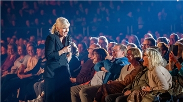 Ina Müller  in der ausverkauften Stadthalle