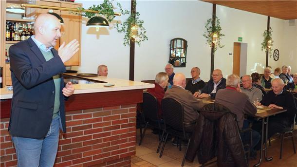 Ortsbürgermeistser Marco Vehrenkamp spricht vor Senioren