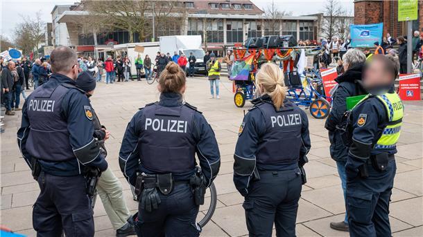 Polizisten verfolgen eine Demonstration. 