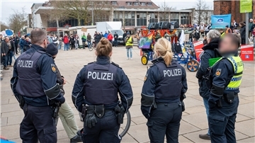 Polizisten verfolgen eine Demonstration. 