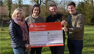 Die VGH-Versicherung Heinrich Jäger OHG aus Beverstedt unterstützt erneut die Flotte der Konfirmanden auf dem IJsselmeer. Andrea Jäger überreichte einen Scheck in Höhe von 1500 Euro an Maximilian Szczesny (2.v.l.) und Christoph Somnitz (rechts) vom Flottenkommando sowie Kreisjugenddiakon Michael Hinrichs.
