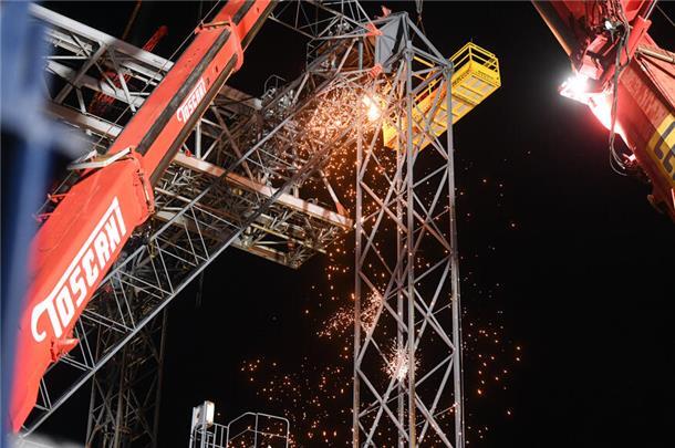Tschüss, „Giraffe“! Der Abbau des Container-Krans neigt sich dem Ende entgegen Tschüss, „Giraffe“! Der Abbau des Container-Krans neigt sich dem Ende entgegen