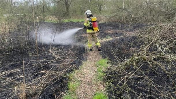 Feuerwehr Bremerhaven löscht Flächenbrand mit Spezialrucksäcken Ein Feuerwehrmann löscht