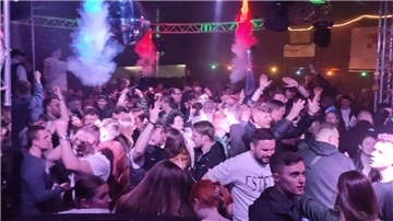 Volles Haus in der Scheune des Gronholz-Hofes. 