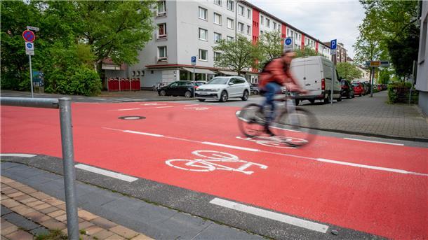 Die Fahrradstraße hat jetzt eine rote Farbmarkierung. So soll die Kreuzung Keilstraße und Prager Straße noch sicherer für Radler sein.