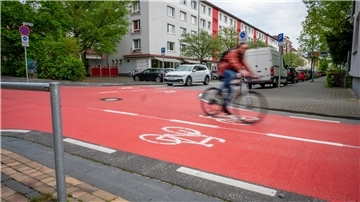 Die Fahrradstraße hat jetzt eine rote Farbmarkierung. So soll die Kreuzung Keilstraße und Prager Straße noch sicherer für Radler sein.