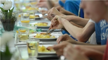 Ist das Mittagessen in der Schule kindgerecht? Ist das Mittagessen in der Schule kindgerecht?