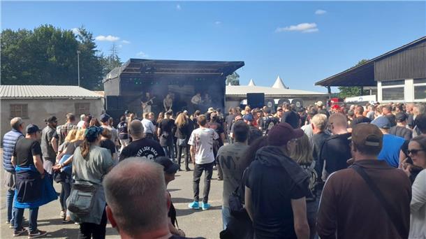 Let’s rock! Beim Rock House Festival in Loxstedt fliegen die Mähnen Let’s rock! Beim Rock House Festival in Loxstedt fliegen die Mähnen