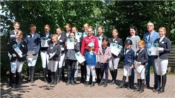 Pferdesportler des Reitvereins Hagen mit den Urkunden für ihre Reitabzeichen.