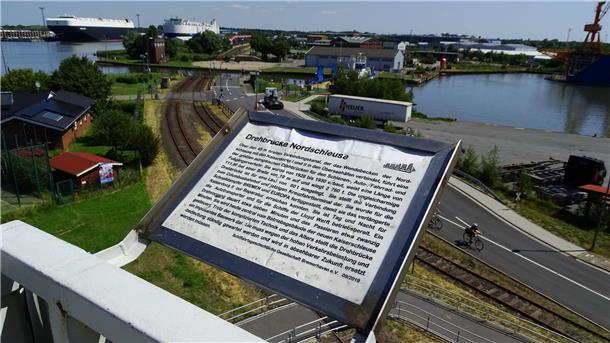 Neues aus dem Schilderwald: Keine Drehbrücke in Sicht