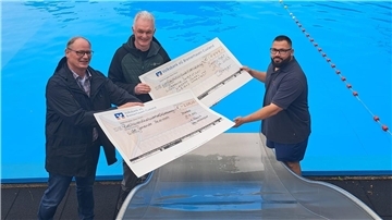 Bokels Ortsvorsteher Stefan Somnitz (links) vom Team Waldbadfest und Thomas Hemeyer von Edeka übergeben im Waldbad Bokel ihre Spendenchecks über insgesamt knapp 6700 Euro an Marcel Curras-Varela, Betriebsleiter der Beverstedter Bäder. 