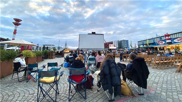 Rund 400 wetterfeste Filmfans rücken zum „Kino am Hafen“ im Fischereihafen an Rund 400 wetterfeste Filmfans rücken zum „Kino am Hafen“ im Fischereihafen an