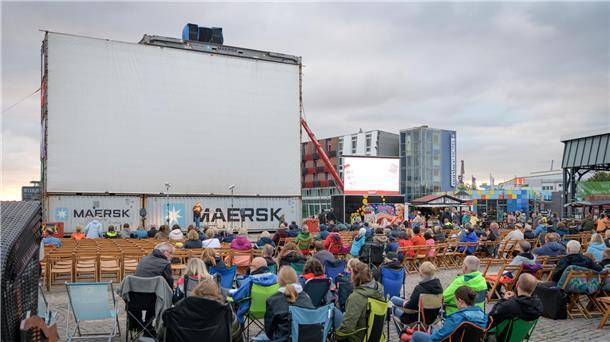 Rund 400 wetterfeste Filmfans rücken zum „Kino am Hafen“ im Fischereihafen an Rund 400 wetterfeste Filmfans rücken zum „Kino am Hafen“ im Fischereihafen an