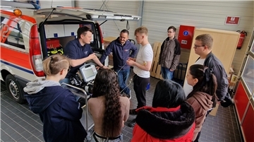 Zevener Schüler bekommen Einblicke in die Rettungswache