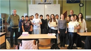 Schulklasse und Erwachsene