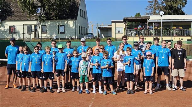 Sieger und Platzierte der Tennis-Vereinsmeisterschaften der Jugend des Langener TC mit Trainer Tim Hampf
