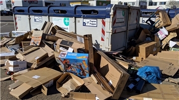Chaos an vielen Recycling-Containern