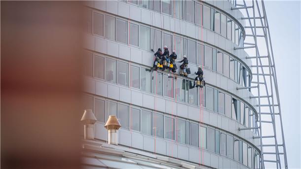 Putzen von außen für den Durchblick von innen Industriekletterer reinigen die Scheiben am Atlantic Sail City Hotel