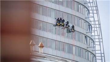 Putzen von außen für den Durchblick von innen Industriekletterer reinigen die Scheiben am Atlantic Sail City Hotel