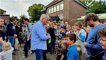 Das Foto zeigt die Markteröffnung