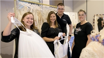 Lena Mangels, Marina Guggenheimer vom Marilen Atelier (von links) beraten Janine Szablewski (rechts) in Sachen Brautkleidern für ihre Hochzeit. Mit-Veranstalter Marcel Scherb freut sich über die gute Stimmung. 