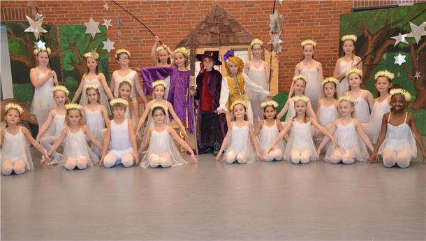 Märchenhaftes Ballett und Gesang in der Feldhofhalle Kinder in Ballettkostümen mit Sternen