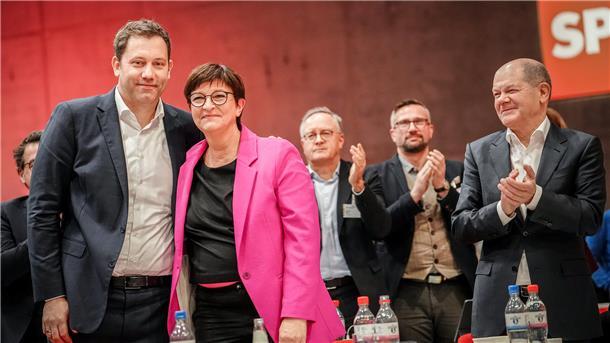 Klingbeil gewinnt die SPD-Seele mit klarer Kursvorgabe Nach ihrer Wiederwahl lassen sich die beiden SPD-Vorsitzenden Lars Klingbeil und Saskia Esken von ihren Genossen feiern, darunter auch Bundeskanzler Olaf Scholz.