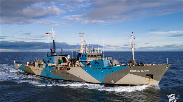 Flaggschiff der „Neptune‘s Pirates“ gastiert im Neuen Hafen Die „John Paul DeJoria“ auf hoher See