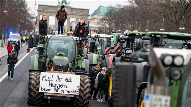 Deutsche Landwirte protestieren in Berlin gegen die Abschaffung der Subventionierungen des Agrardiesels.