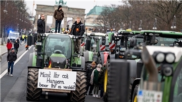 Deutsche Landwirte protestieren in Berlin gegen die Abschaffung der Subventionierungen des Agrardiesels.