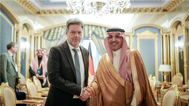 Bundeswirtschaftsminister Robert Habeck wird vom saudischen Finanzminister Mohammed al-Dschadan in Riad empfangen.