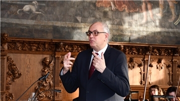 Mann gestikuliert bei einer Rede