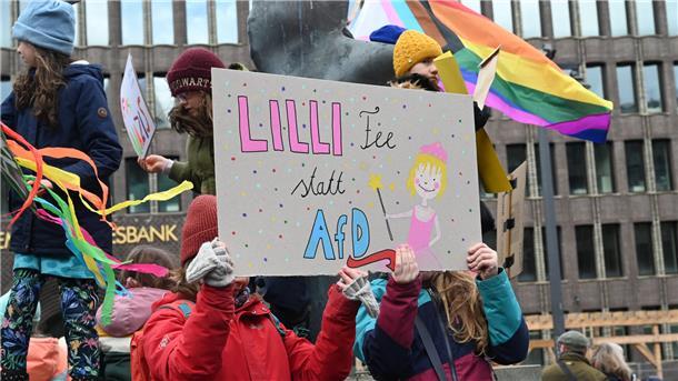 Kinder halten ein Plakat mit der Aufschrift Lilli Fee statt AfD hoch