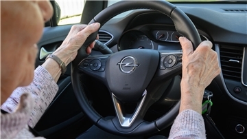 Müssen ältere Menschen regelmäßig zu Fahrtests oder Medizinchecks? Darüber wird aktuell diskutiert..