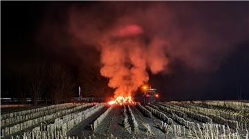 Gruselig: Die Feuerwehr wurde am Donnerstagmorgen zu mehreren Bränden auf Feldern - wie hier in Loxstedt - entlang der A27 gerufen. 