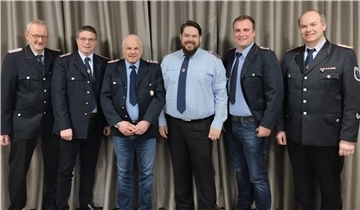Feuerwehr-Führungskräfte mit den gewählten und beförderten Kameraden.