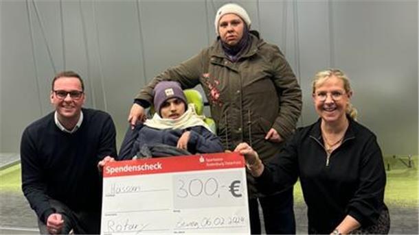 Das Foto zeigt die Gewinnerin des Hauptgewinnes des Rotarykalenders, Tamara Hassan, mit ihrem Vater und Dr. Beißenhirtz von den Rotariern.