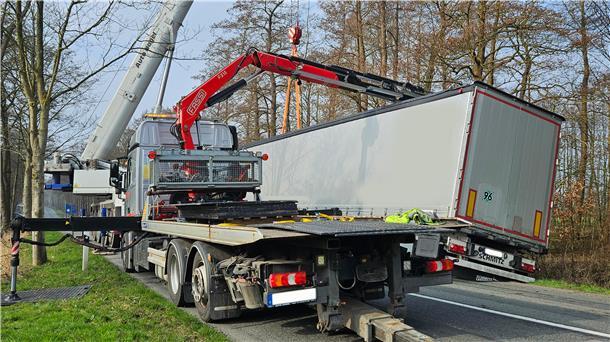 Vollsperrung auf der A27-Umleitung: Lkw verunglückt Landkreis Cuxhaven