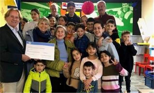 Lionsclub Bremen-Cosmopolitan spendet an „Rückenwind“ Symbolische Spendenübergabe beim Verein "Rückenwind für Leher Kinder"