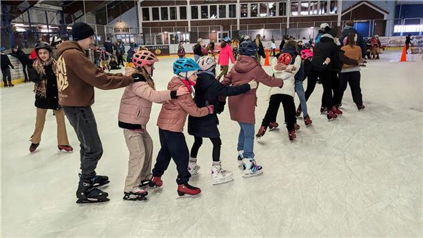Heeslinger Kinder machen Schulausflug zur Eissporthalle