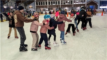 Heeslinger Kinder machen Schulausflug zur Eissporthalle